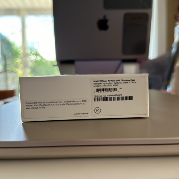 AirPods 1 with charging case (adult owned) - Picture 11 of 12